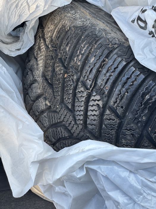 Продам зимнюю резину 215/60/16