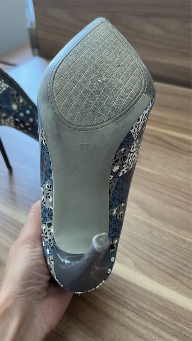 Остри обувки на ток