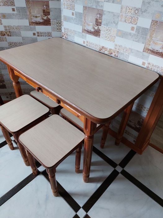 Стол на кухню и 4 табуретки