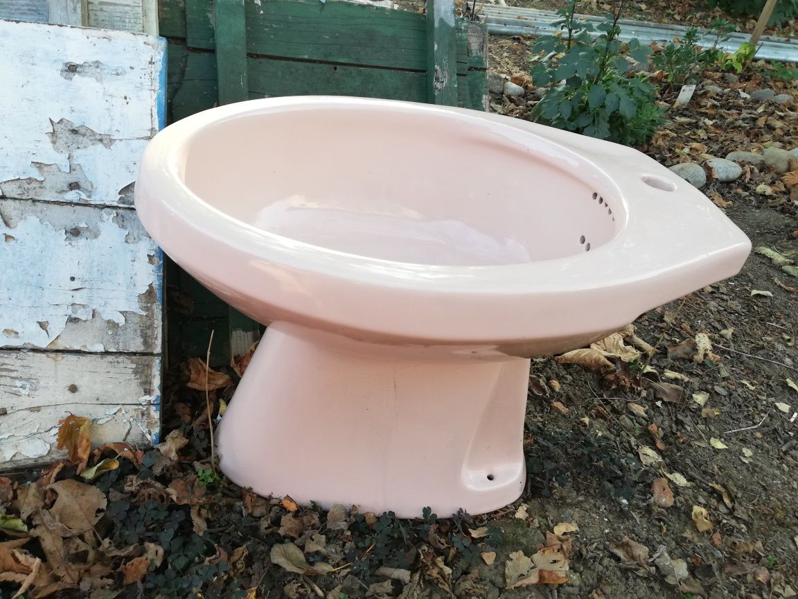 Чисто ново розово биде / тоалетна чиния биде