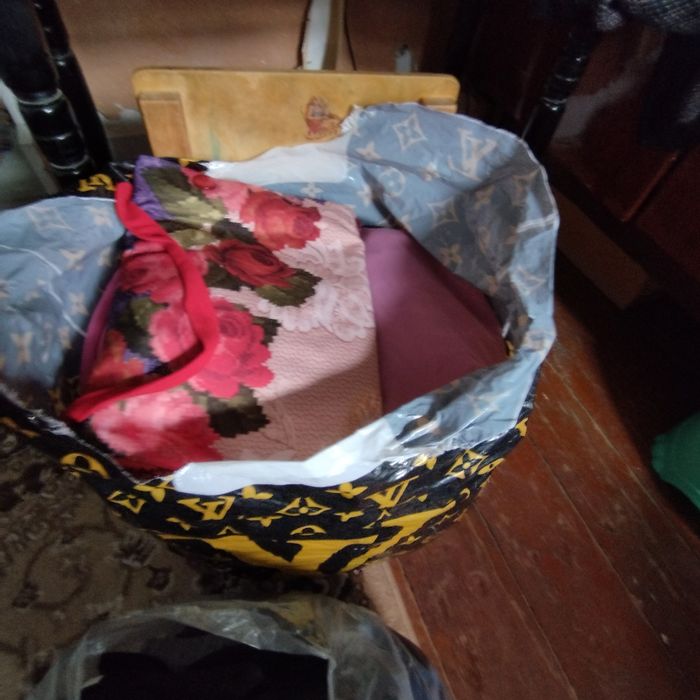 Болалар ва айоллар кийимлари хаммаси сотилади