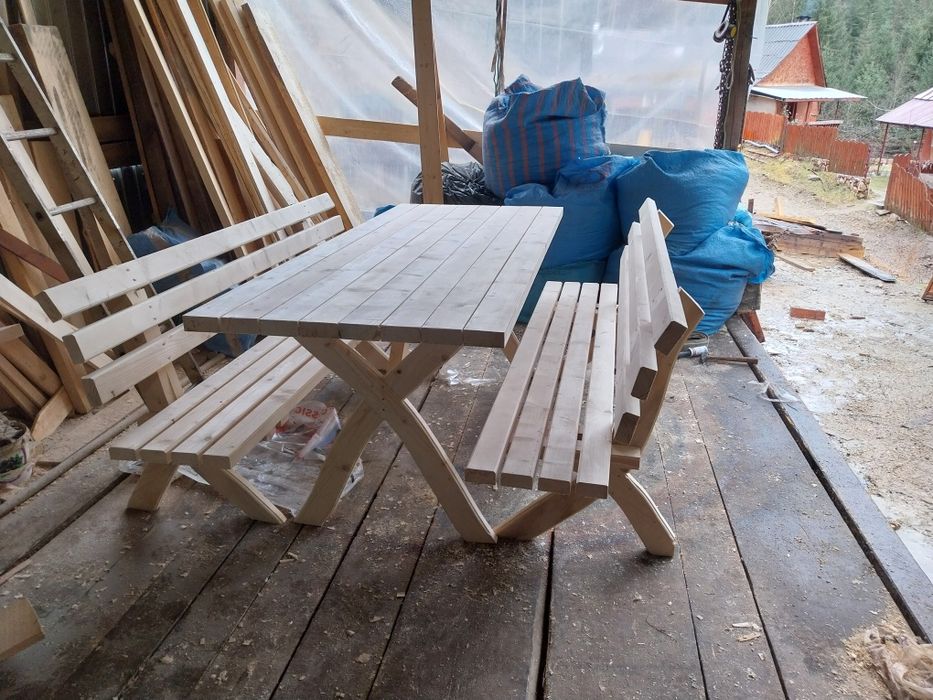 Masa cu bănci diferite dimensiuni