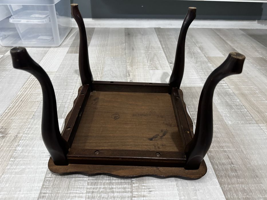 Елегантна дървена холна маса с извити крака