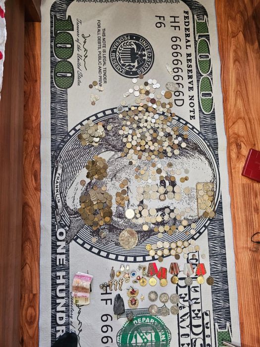 Большая колекция монет значков и комней по типу метеорита