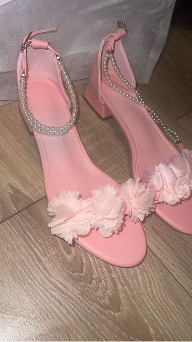 Sandale noi, nepurtate