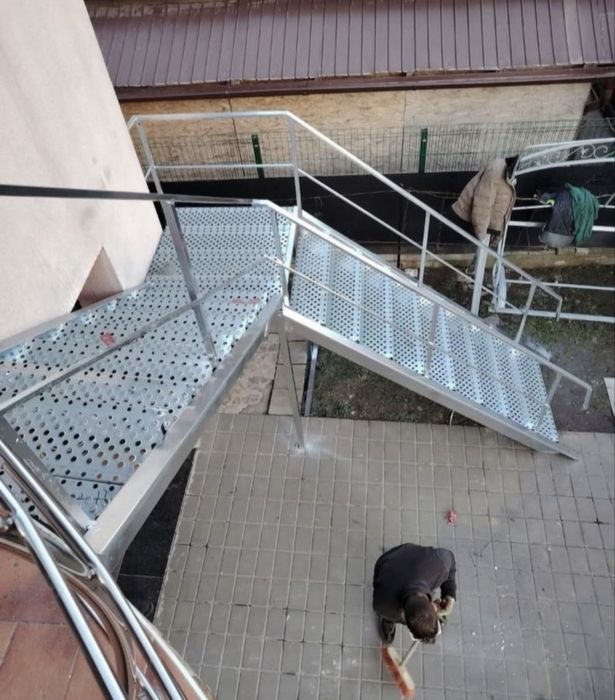 Scări metalice zincate