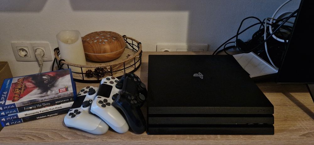 PlayStation 4 PS4 Pro 1 TB cu 3 Controllere