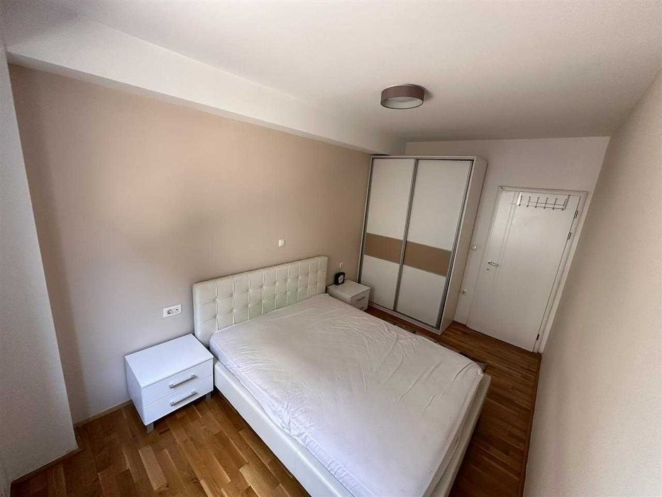 Дава се под наем Двустаен апартамент в Бургас, Център - 72 кв.м за 229.5 € - Снимка #2