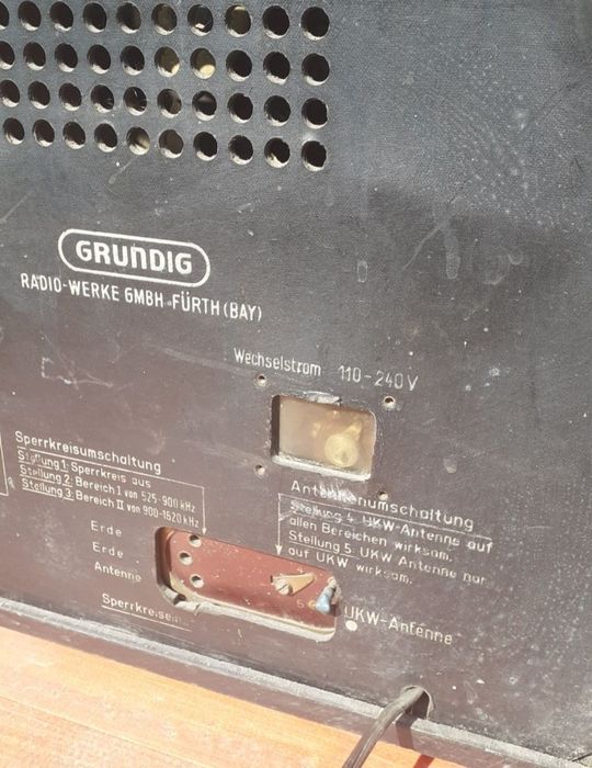 Radio cu lămpi Grundig.