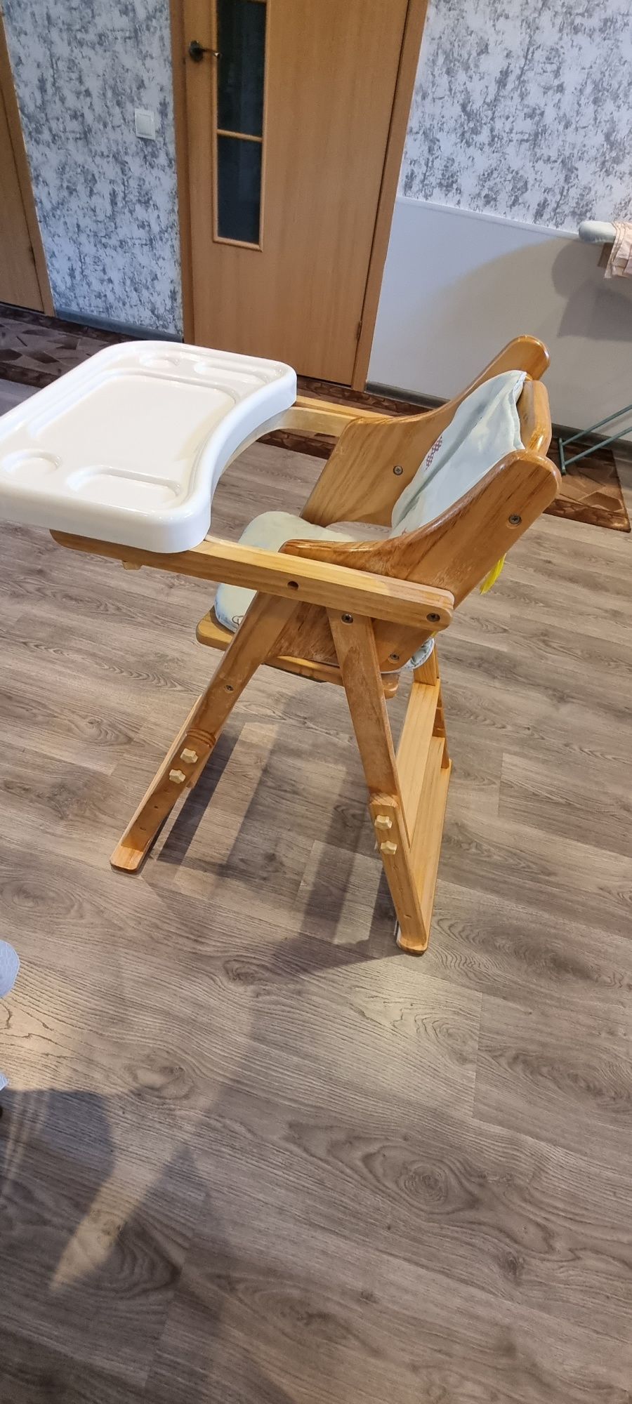 Детский деревянный стульчик для кормления
