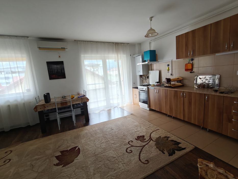 Dau in chirie apartament living open-space plus dormitor