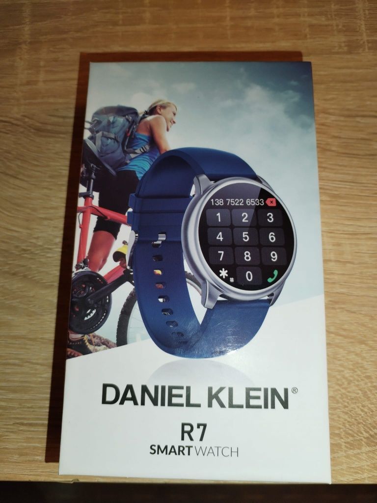 Vînd smart watch marca Daniel Klein.