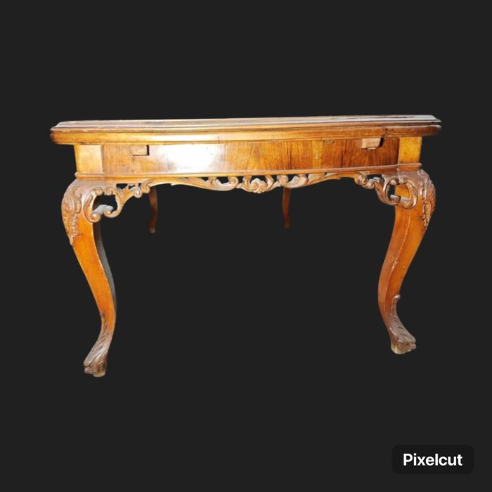 Голяма дървена маса с дърворезба и уникален фурнир