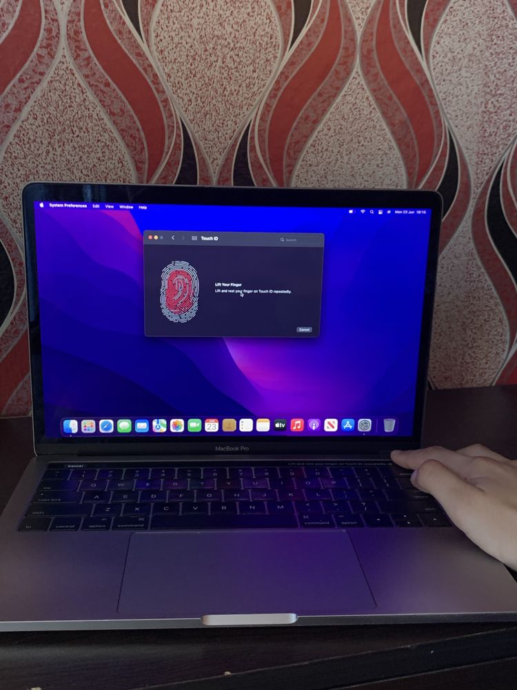MacBook Pro 13” / Touch Bar/ i7 / 16GB 500GB SSD Много добро състояние