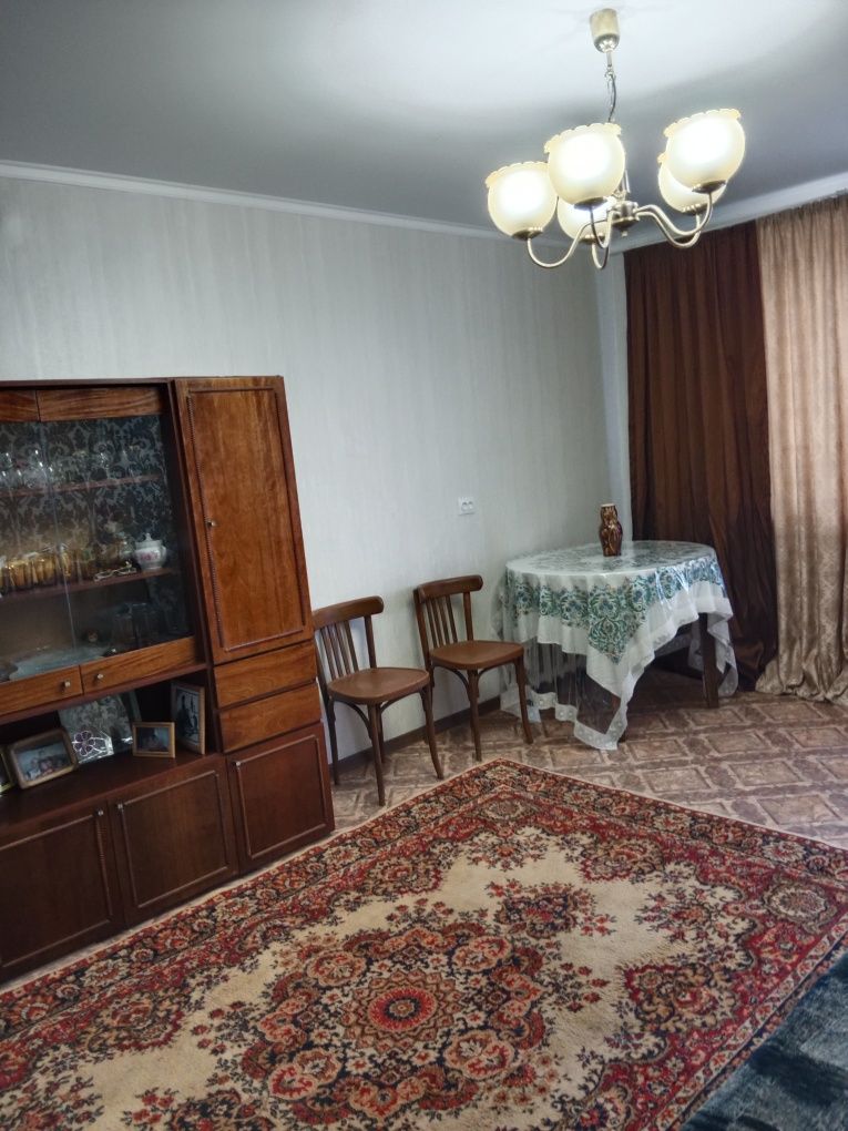 Продается 3комн.квартира, удобный район, тихий , зелёный двор. 8микр.