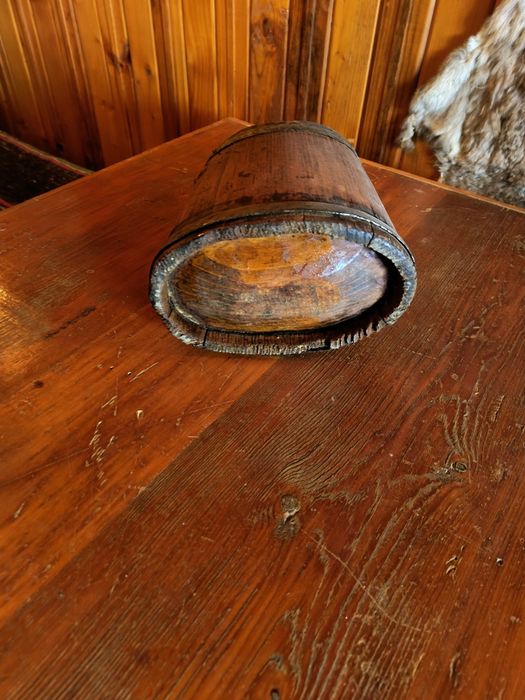 Стар дървен съд за течности