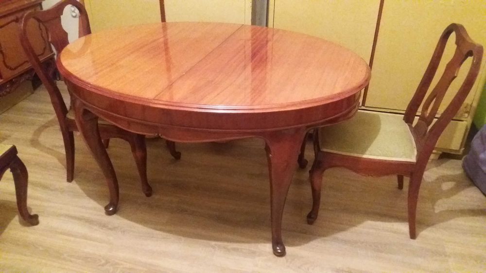 masă extensibilă cu scaune tapițate