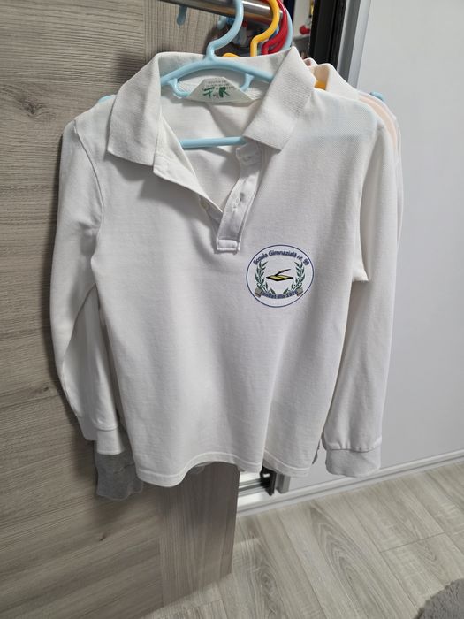 Vând bluze si tricouri pt școală