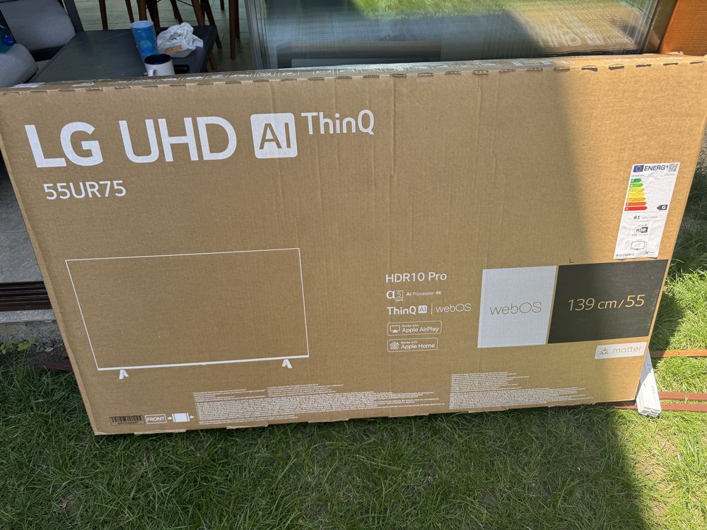 Televizor LG 55UR75003LK diagonala 139 cm cu ecranul spart