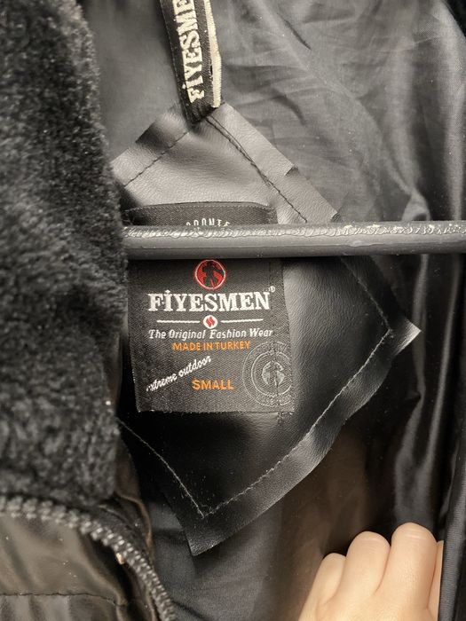 Vand geaca de barbati lunga.