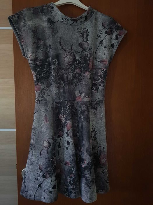 Елегантна рокля къс ръкав, дължина над коляно. р-рS