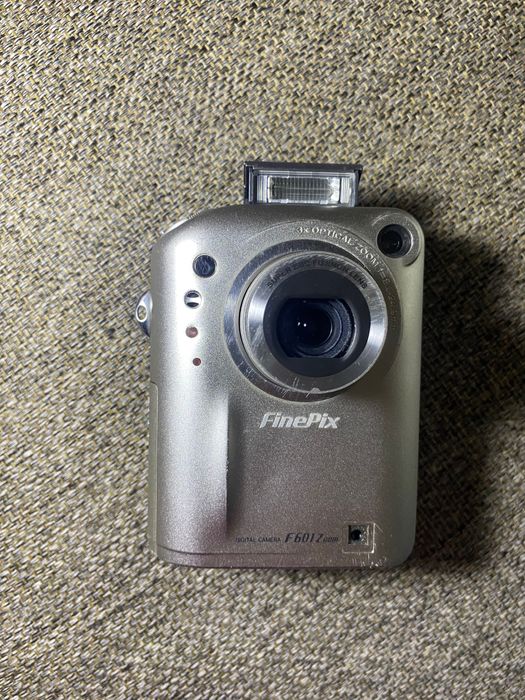Aparat foto Fujifilm FinePix F601 Zoom