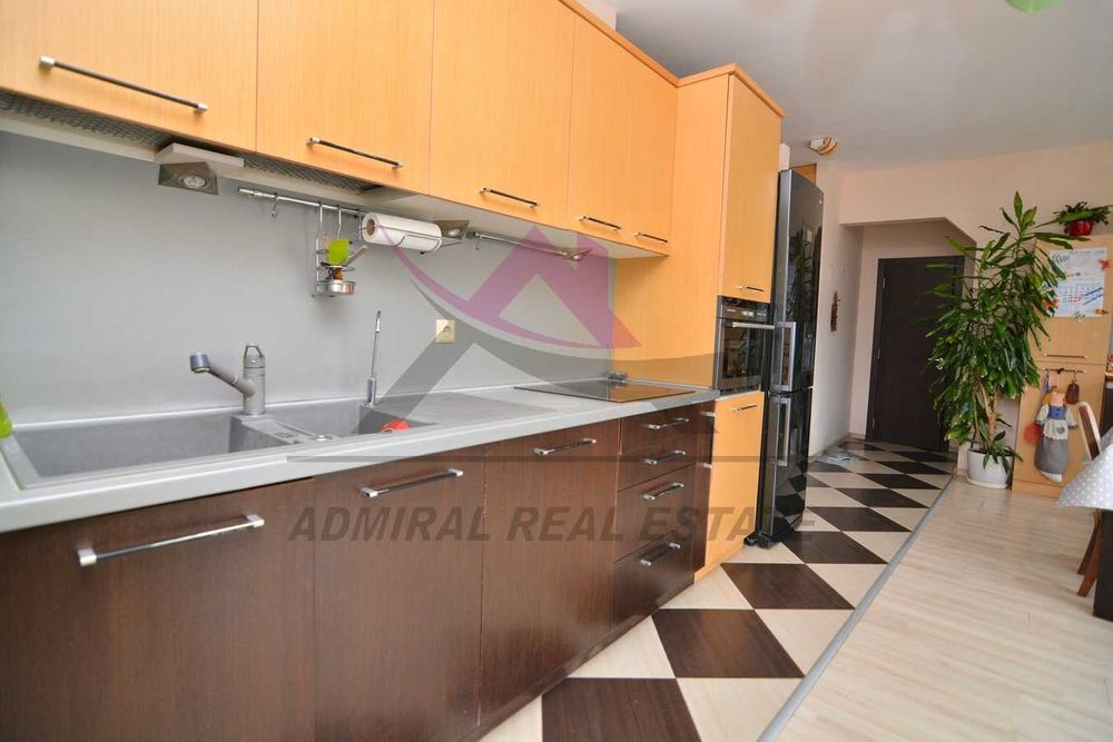 Атрактивен-многостаен-Ален Мак