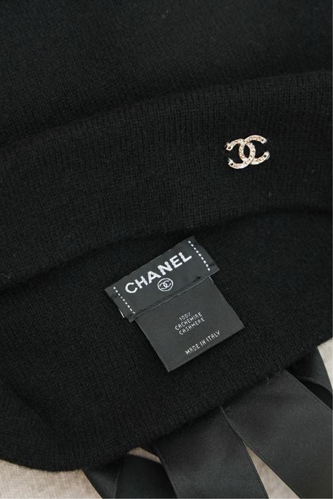 Шапка Chanel с металлическим бантом Double C