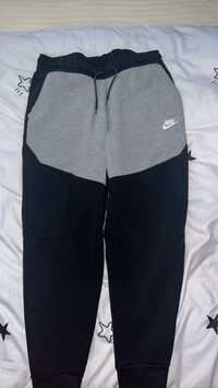 Vand urgent pantaloni Nike Tech!!!