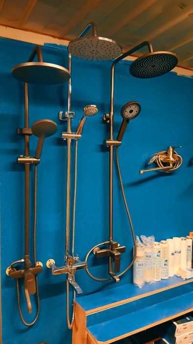Душевые стойки с лейкой и смесителем