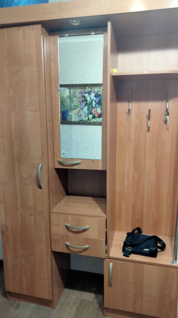 Продам прихожую шкаф