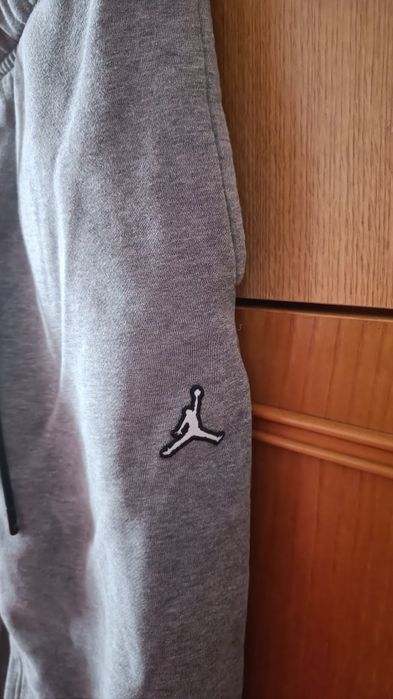 Vând pantaloni Jordan