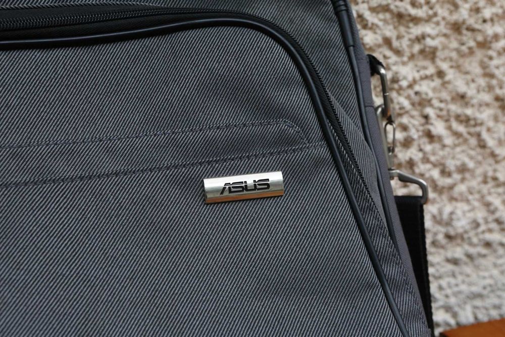 Чанта  за лаптоп има вътре прегради и дълга дръжка.