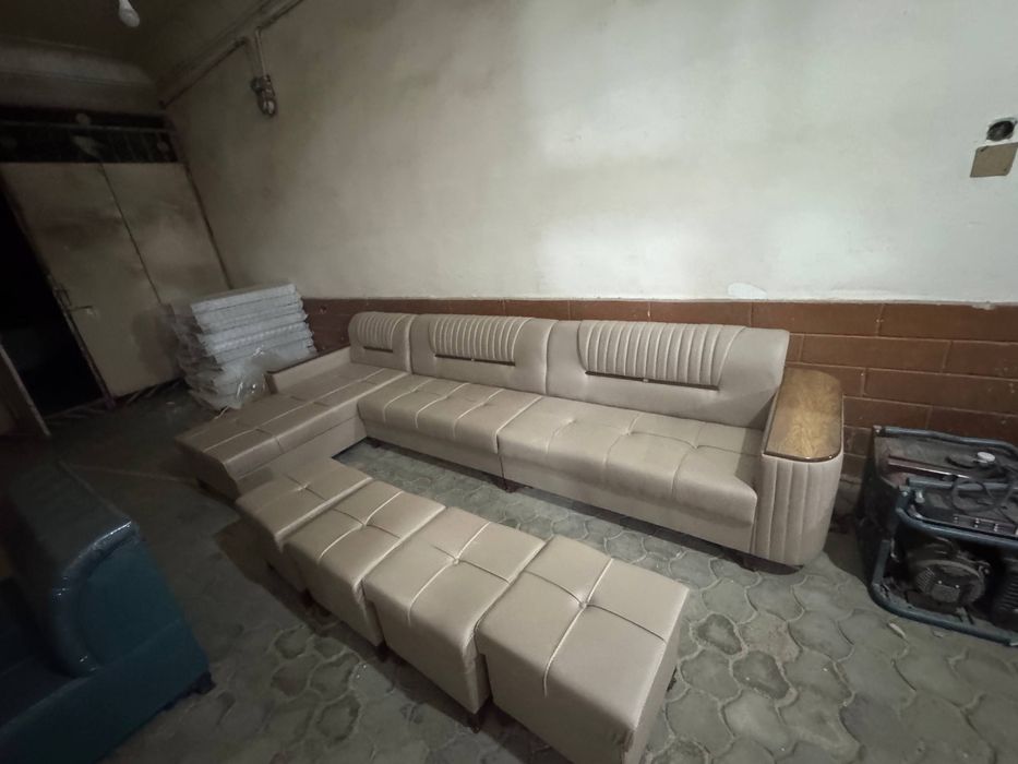 Диван уголок с пуфиками