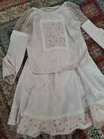 Costum elegant cu broderie,tulle,perlute