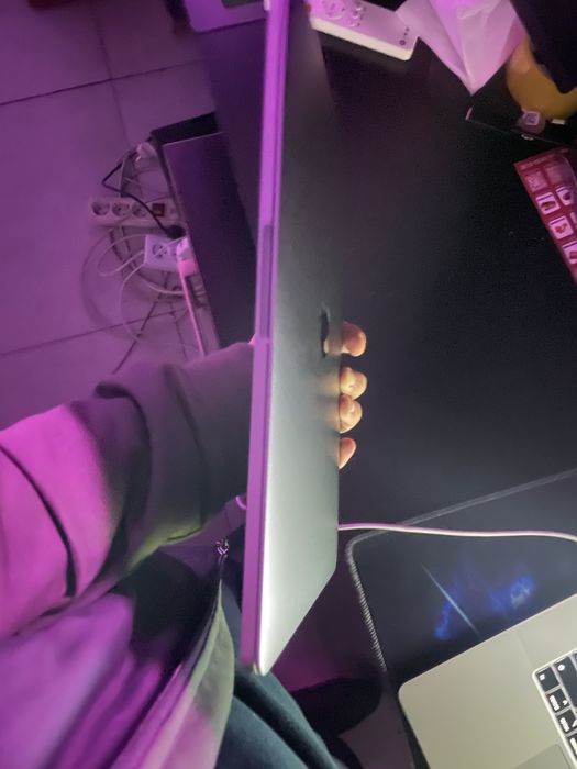 Macbook pro 2017 8/256 xolati ideal 10/10 qulay va ihcham juda yengil