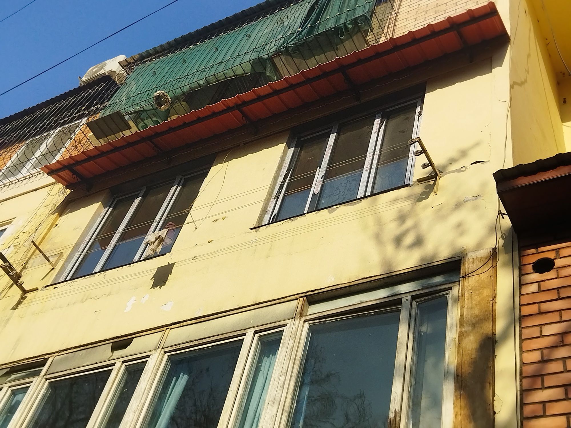 Установка козырьков и Бельевых роликов.