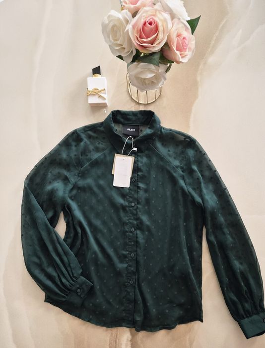 Зелена риза на точки