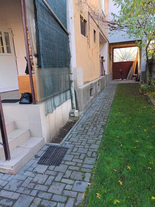 Casa cu etaj, 4 camere, central, cu acces auto in curte