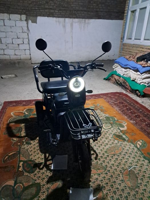 Skuter navoiy aybi yoq ideal  yangii 5 ta akmulator 60km/h tezlik