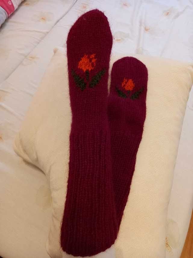 Ръчно плетени дамски чорапи с вплетено цвете