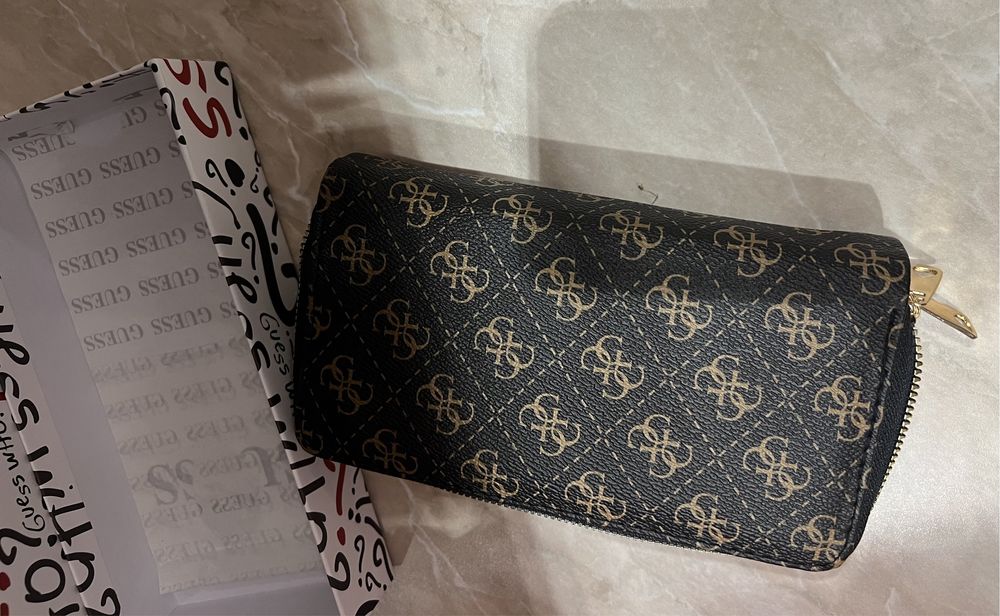 Дамско портмоне на Guess