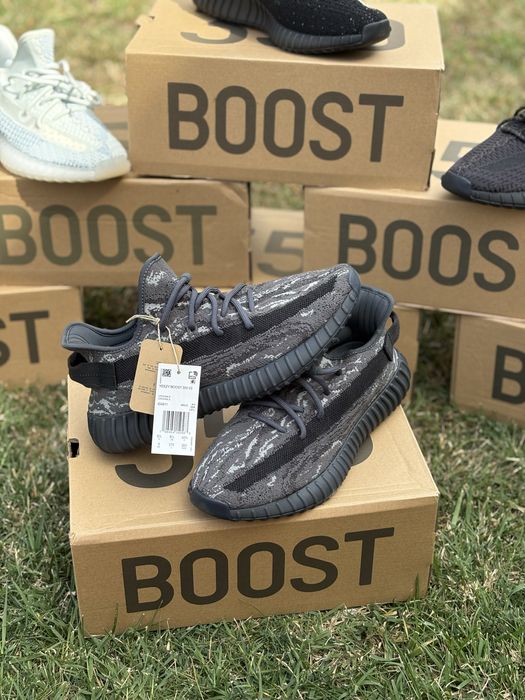 Yeezy Boost 350 V2 Dark Salt marimea 42,5
