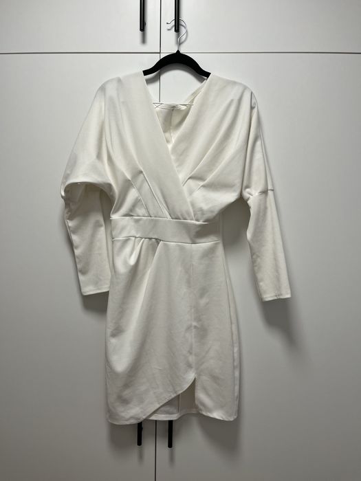 Бяла елегантна рокля с дълъг ръкав