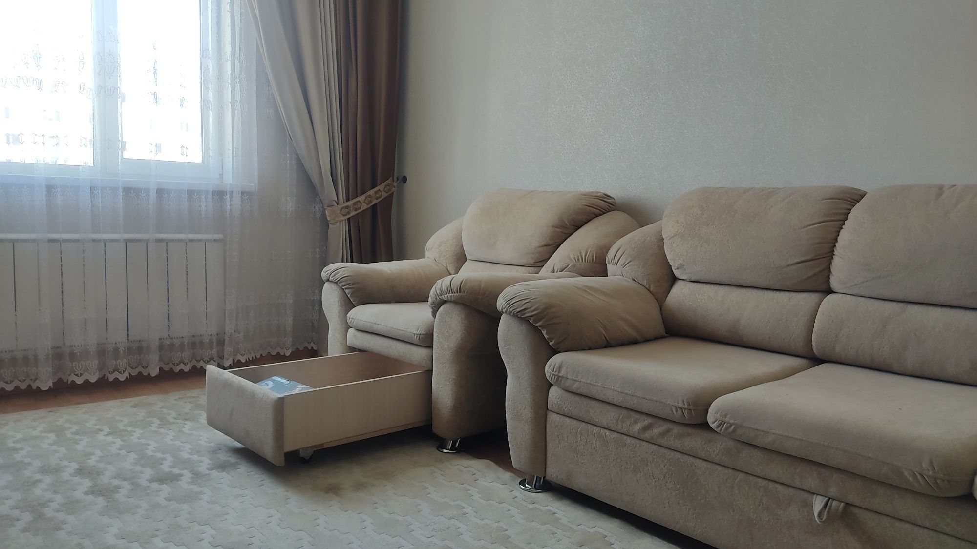 Мягкий диван для гостевой зонны и стенка