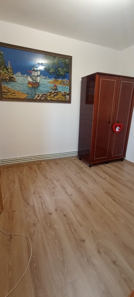 Apartament cu 2 camere decomandat.