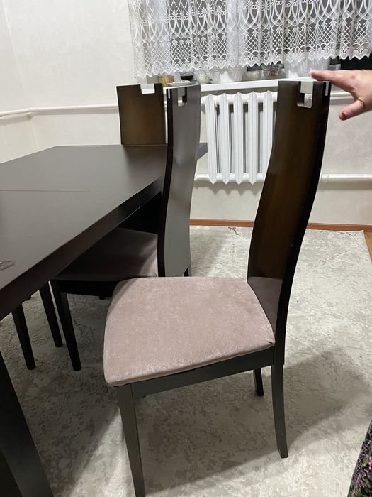 Продаётся со столовыми стульями.