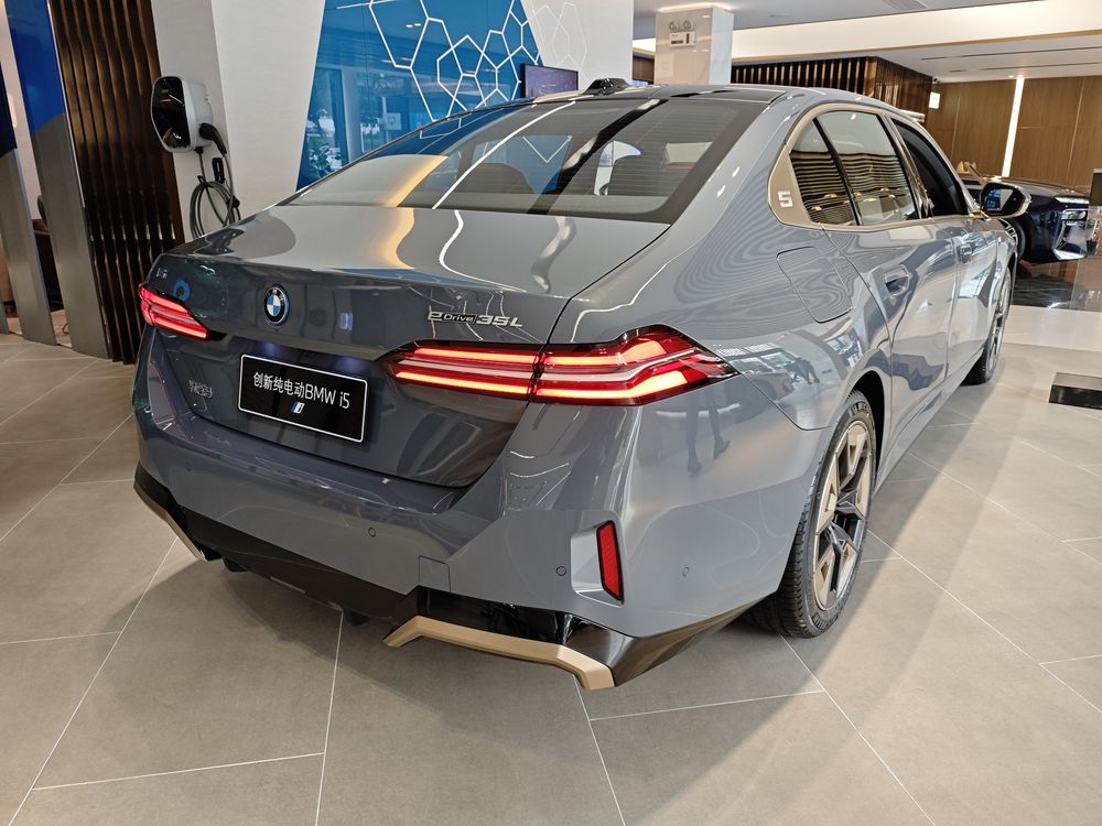 BMW i 5 eDrive 35 M sport. 2025 CIP Ташкент-48000$.