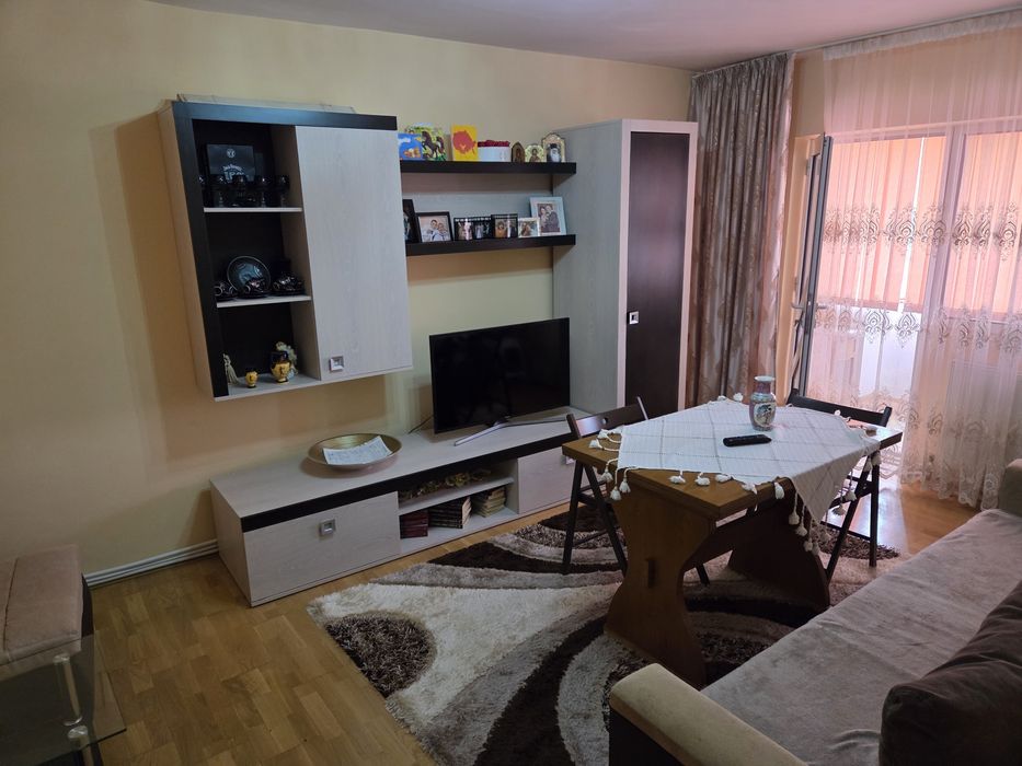 Închiriez apartament 3 camere zona 22 decembrie