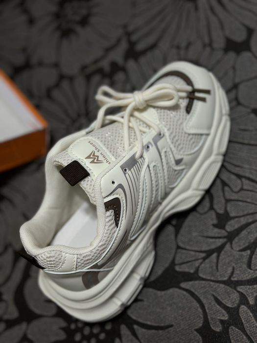 Продам кроссовки 5000 новые